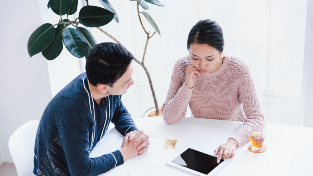 タブレットを見る男女