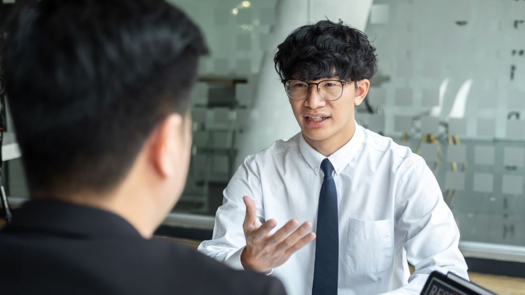 身振りを使って話す男性