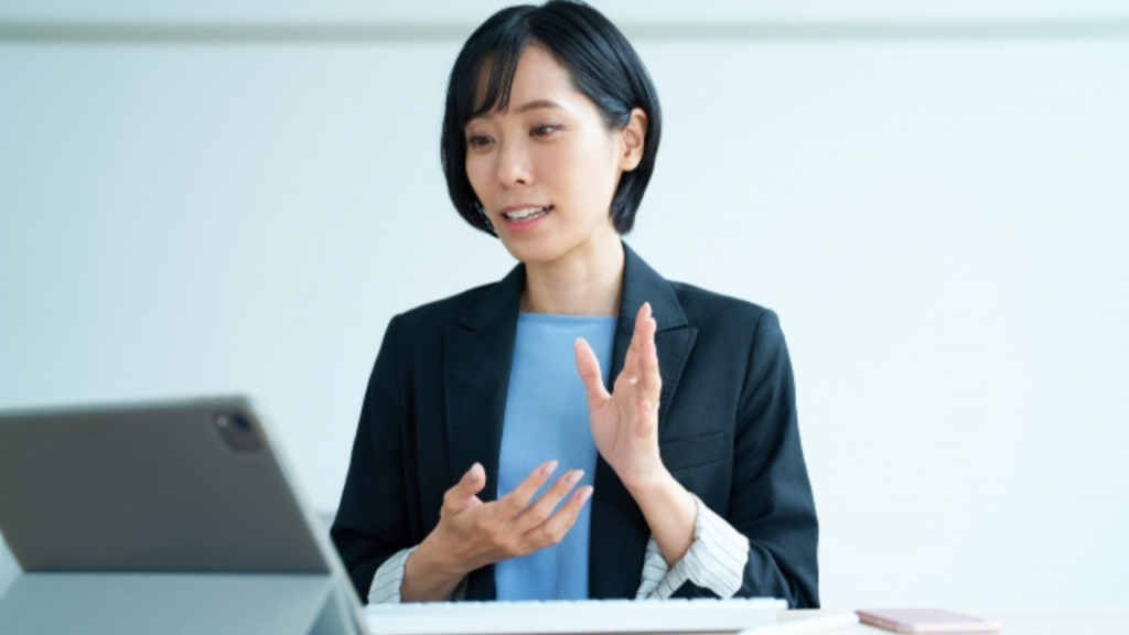 タブレットに向かって話す女性