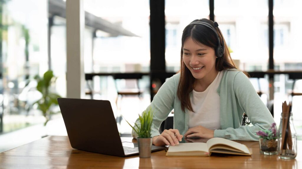 オンラインで学習する女性