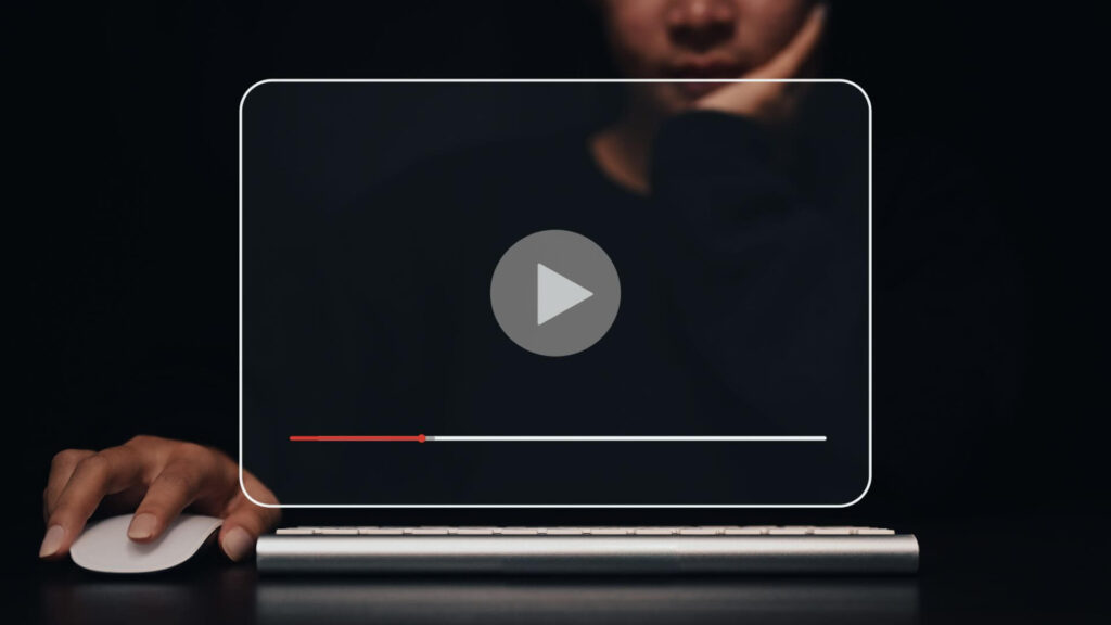 動画を再生する男性