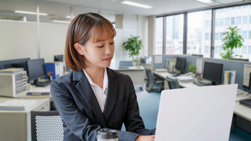 パソコンで作業をする女性