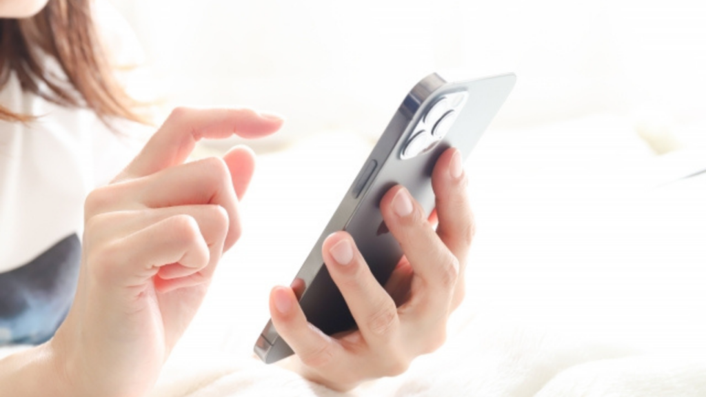 スマホを操作する女性の手