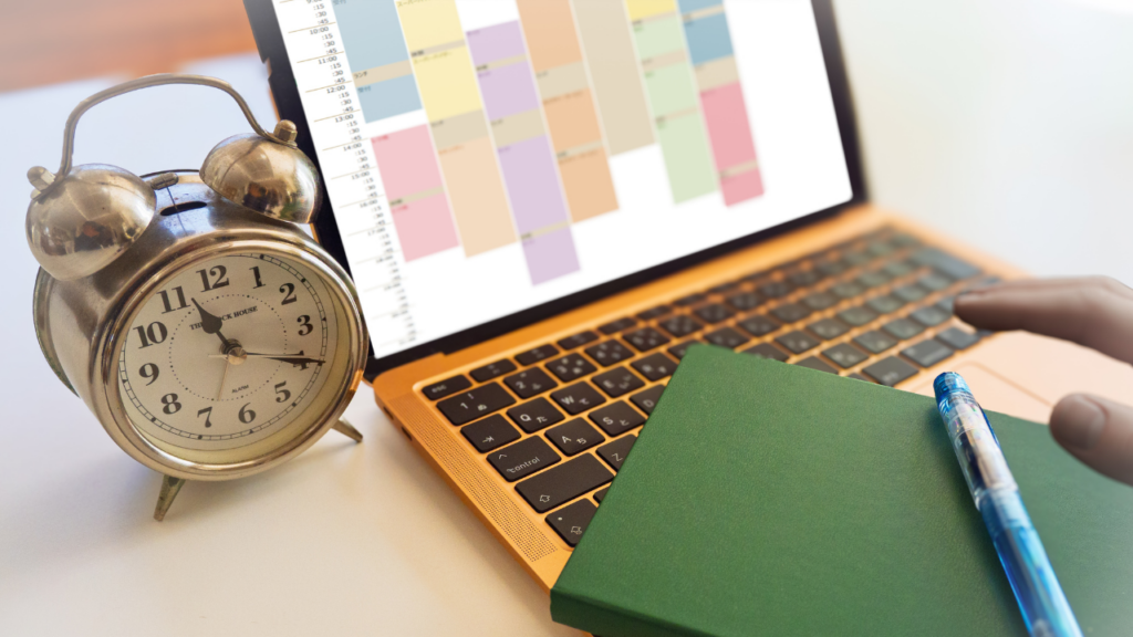 パソコン時計、ノートとペン