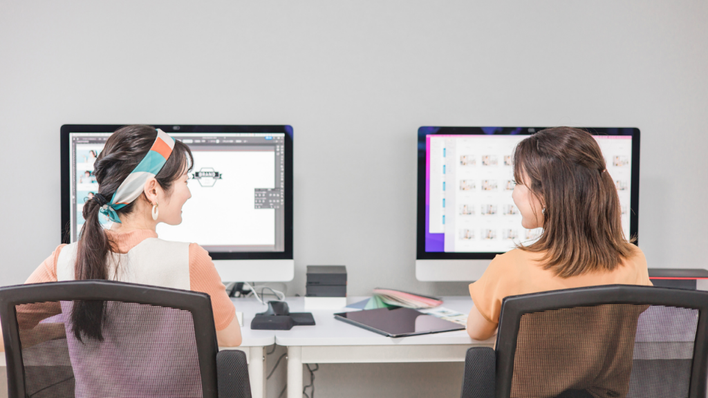 パソコンを前に話す女性