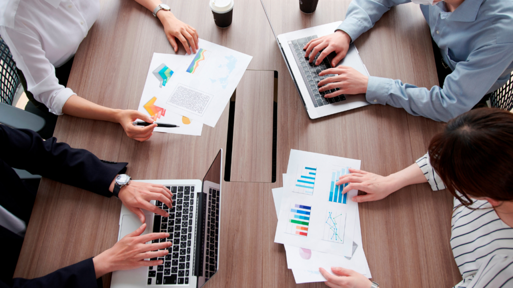 パソコンや資料を開いて会議をする様子