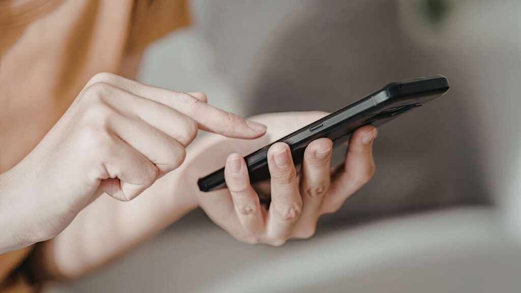 スマホを操作する様子