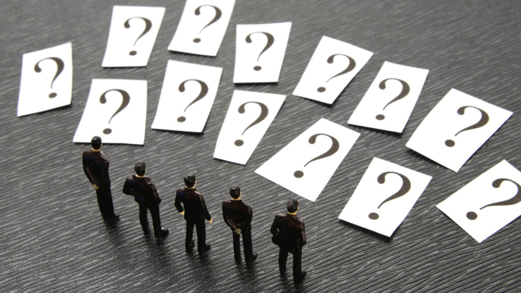 5人の人形の前にたくさんの？のメモ