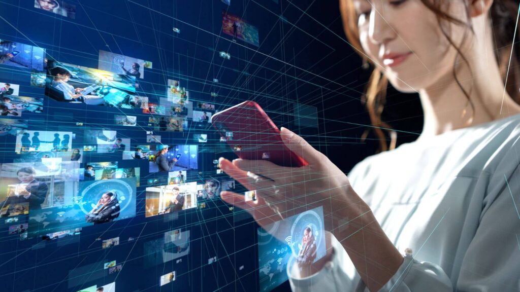 スマホを見る女性、さまざまな画像