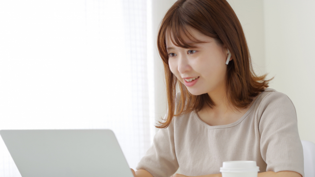 パソコンで作業する女性