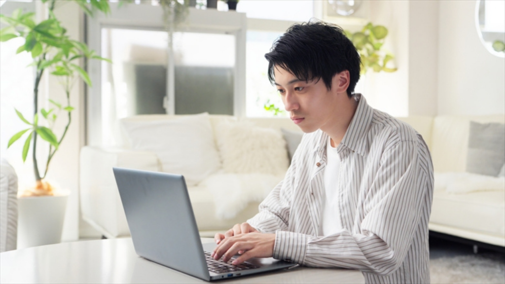 パソコンを操作する男性