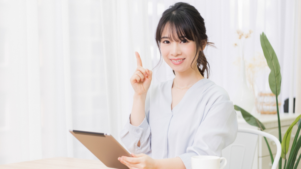 右手人差し指を挙げる女性