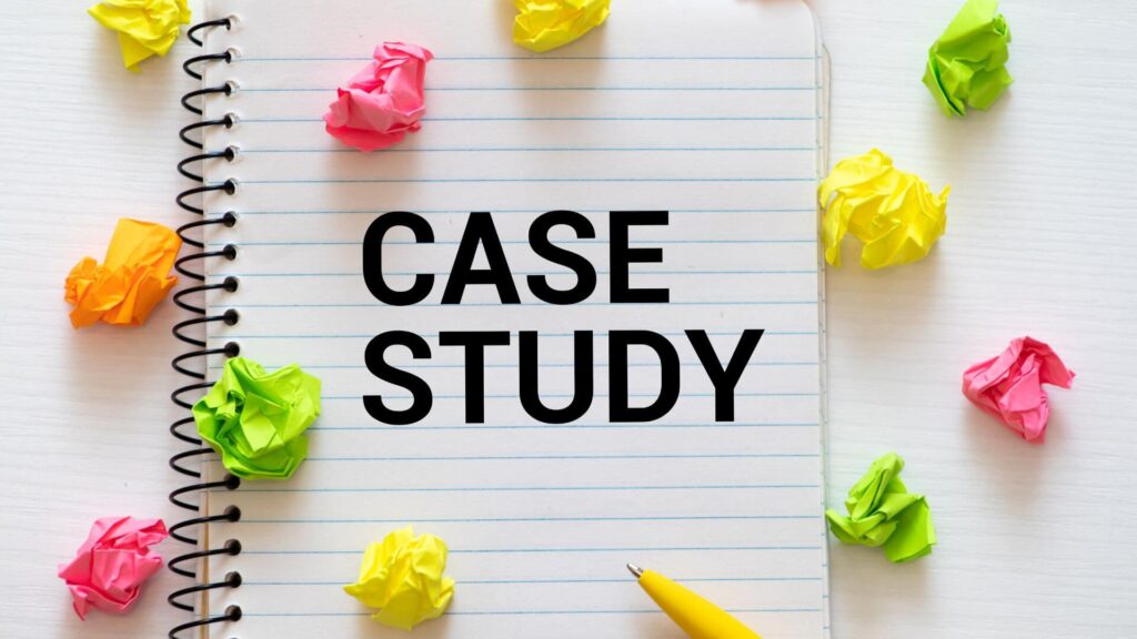 ノートにCASE STUDYの文字とカラフルな紙屑