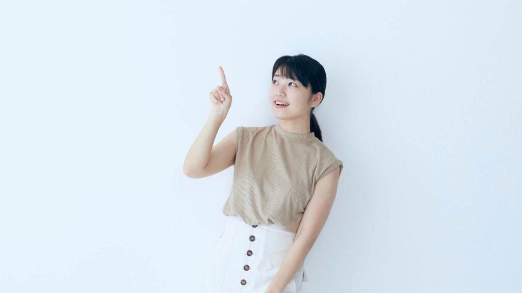人差し指を出す女性