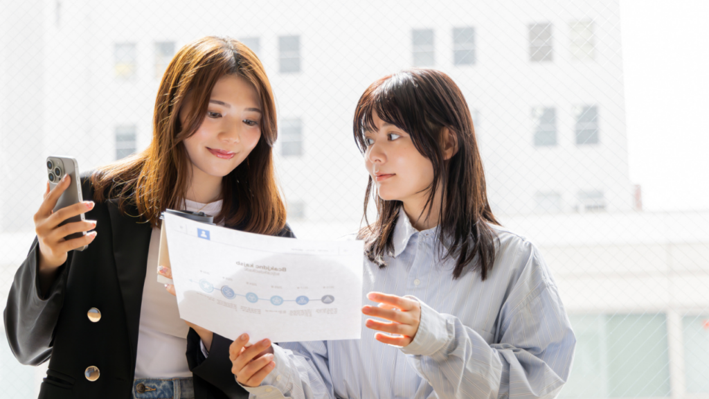 資料を広げる女性2人