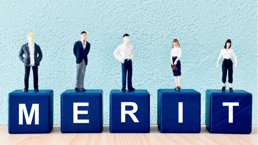 MERITの各文字の上に人型の人形