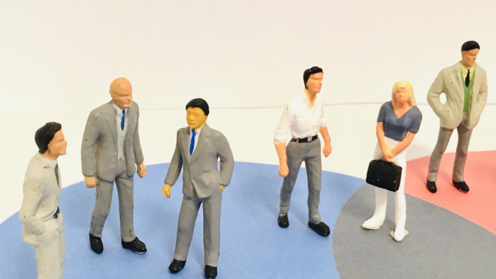 人型の人形複数体