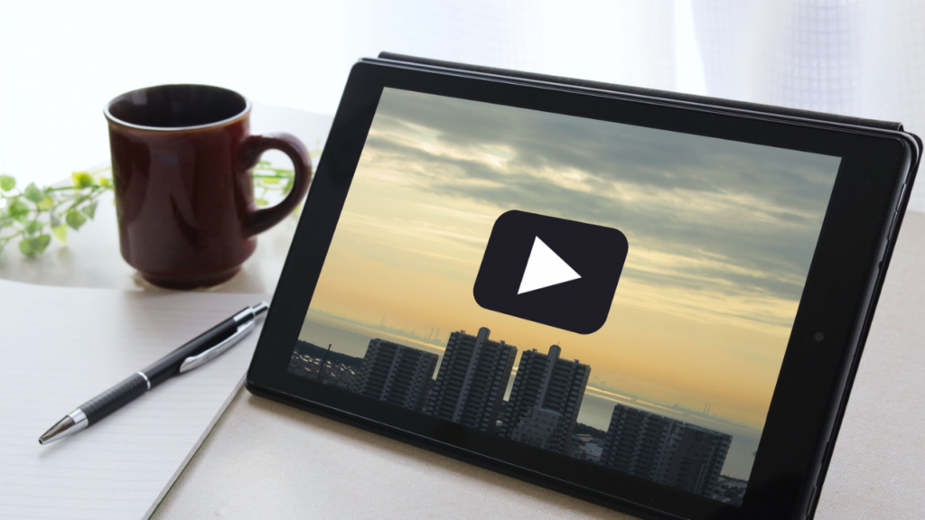 タブレットにビルと夕焼けの動画